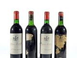 trois bouteilles de vin sont alignées sur une surface blanche