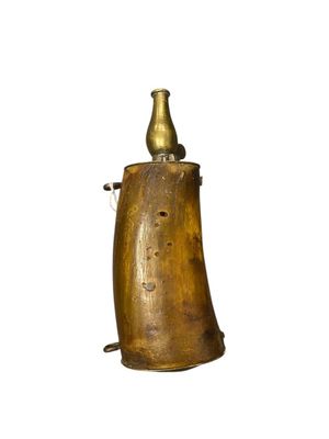 Poire à poudre Corps en corne, à deux anneaux de suspente. B…