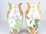 deux vases posés côte à côte sur une table
