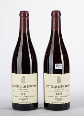 deux bouteilles de vin posées l'une à côté de l'autre sur une table