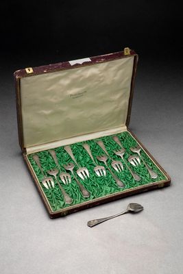 une valise contenant de l'argenterie, ainsi qu'une cuillère et une fourchette