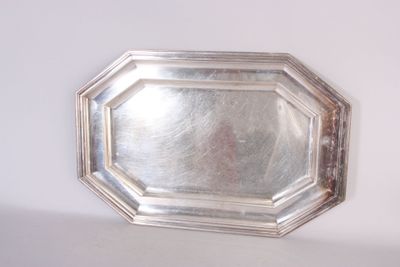 un plateau en argent surmonté d'un miroir