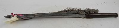 une brosse à cheveux posée sur une table