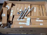 une boîte en carton remplie d'outils de toutes sortes