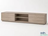 le buffet est en bois et comporte deux étagères