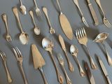 beaucoup de fourchettes et de cuillères sur la table