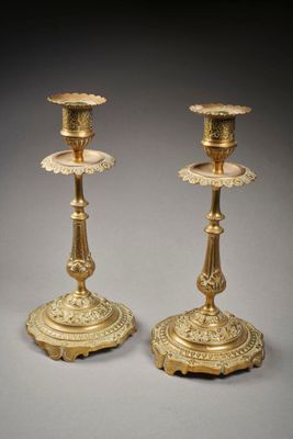 paire de bougeoirs anciens en laiton ornés de motifs floraux