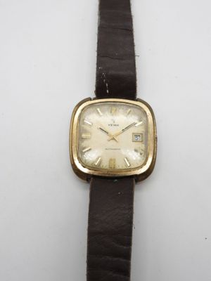 gros plan d'une montre-bracelet sur une surface blanche