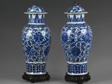 paire de vases bleus et blancs avec couvercles, posés sur des socles