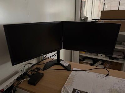 deux écrans posés côte à côte sur un bureau