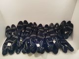 Plusieurs paires de chaussures en cuir noir sont alignées en rangée