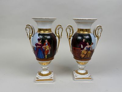 deux vases ornés de portraits, posés sur une table