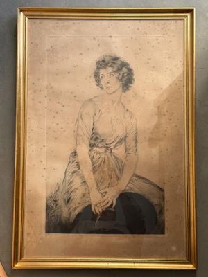 tableau représentant une femme assise sur une chaise devant un mur
