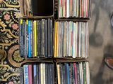 beaucoup de CD empilés les uns sur les autres par terre