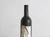 une bouteille de vin posée sur une table