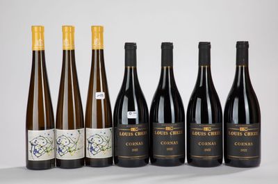 un groupe de six bouteilles de vin posées sur une table