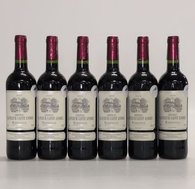 six bouteilles de vin sont alignées sur une table