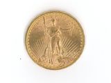 une image d'une pièce d'or sur une surface blanche