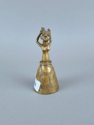 figurine en laiton représentant une femme avec un panier sur la tête