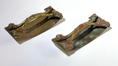 Deux portes buvard en cuivre doré à décor d'arômes et feuill…