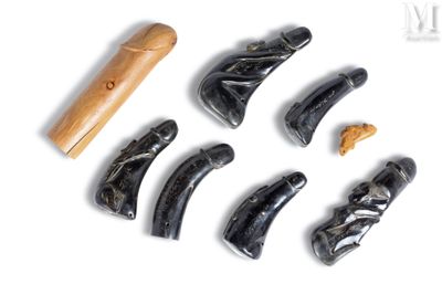 cinq types différents de brosses à dents posées sur une surface blanche