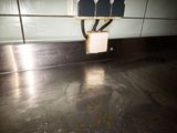 une photo d'un plan de travail de cuisine sale sur lequel se trouvent des restes de nourriture