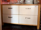 une commode sur laquelle sont posés tout un tas de plats