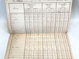 un vieux livre sur lequel est posé un calculatrice