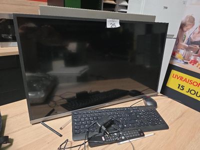 une image d'un écran d'ordinateur et d'un clavier sur un bureau