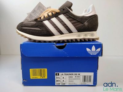 une paire de chaussures qui se trouve sur le dessus d'une boîte