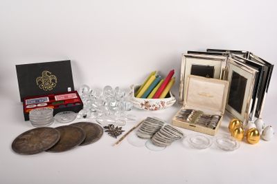 un grand nombre d'objets posés sur une table