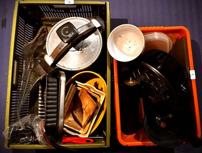 de nombreux objets dans une boîte posée sur une table