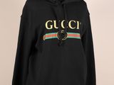 un sweat-shirt noir avec le logo Gucci sur le devant