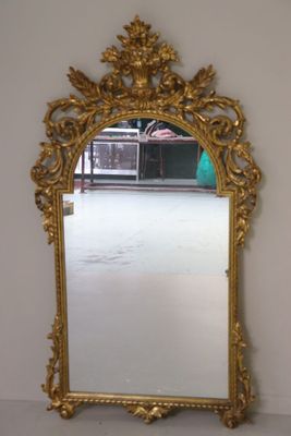 un miroir accroché au mur d'une pièce