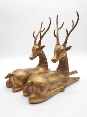 paire de statues de cerfs en laiton avec des bois, sur fond blanc