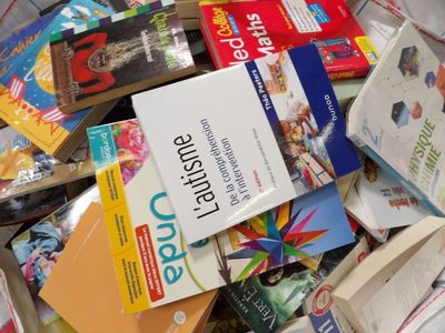 une pile de livres empilés les uns sur les autres