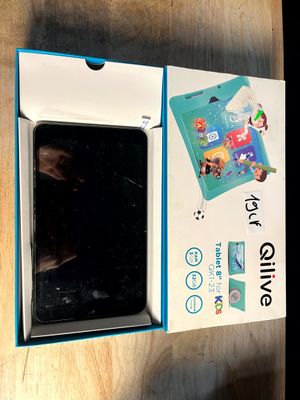 une boîte avec un téléphone à l'intérieur sur une table