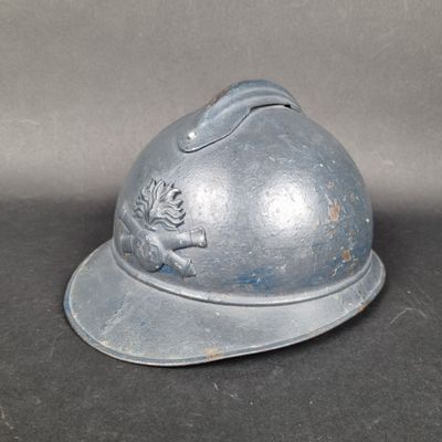 un casque argenté orné d'un crâne et d'os croisés