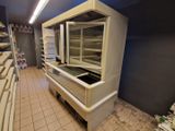 un magasin vide, avec des rayons et encore des rayons remplis d'articles vides