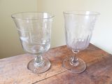 deux verres à vin vides posés sur une table en bois