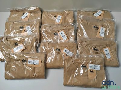 plusieurs sacs remplis de chemises marron posés sur une table