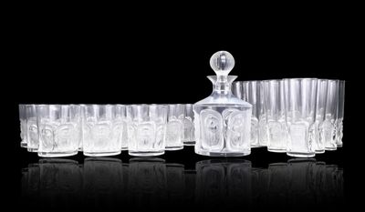 beaucoup de verres et une carafe sur la table