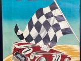 une vieille affiche annonçant une course automobile, sur laquelle figure un drapeau à damier
