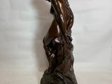 statue en bronze d'une femme tenant un enfant sur un socle en marbre