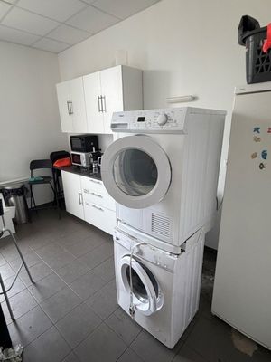 une machine à laver et un sèche-linge dans une petite cuisine