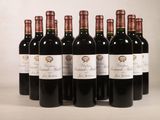 six bouteilles de vin sont alignées sur une table