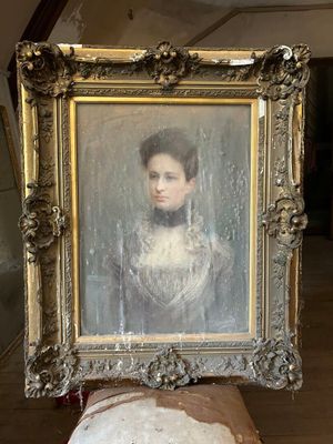 peinture d'une femme en robe blanche dans un cadre doré