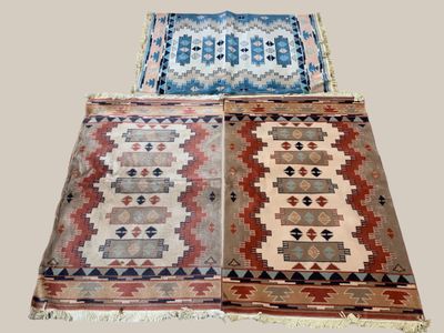 Ensemble de 3 tapis. 130x90cm. 130x92cm.