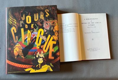un livre ouvert sur lequel figure la photo d'un homme