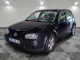 une voiture noire garée dans une pièce au sol carrelé